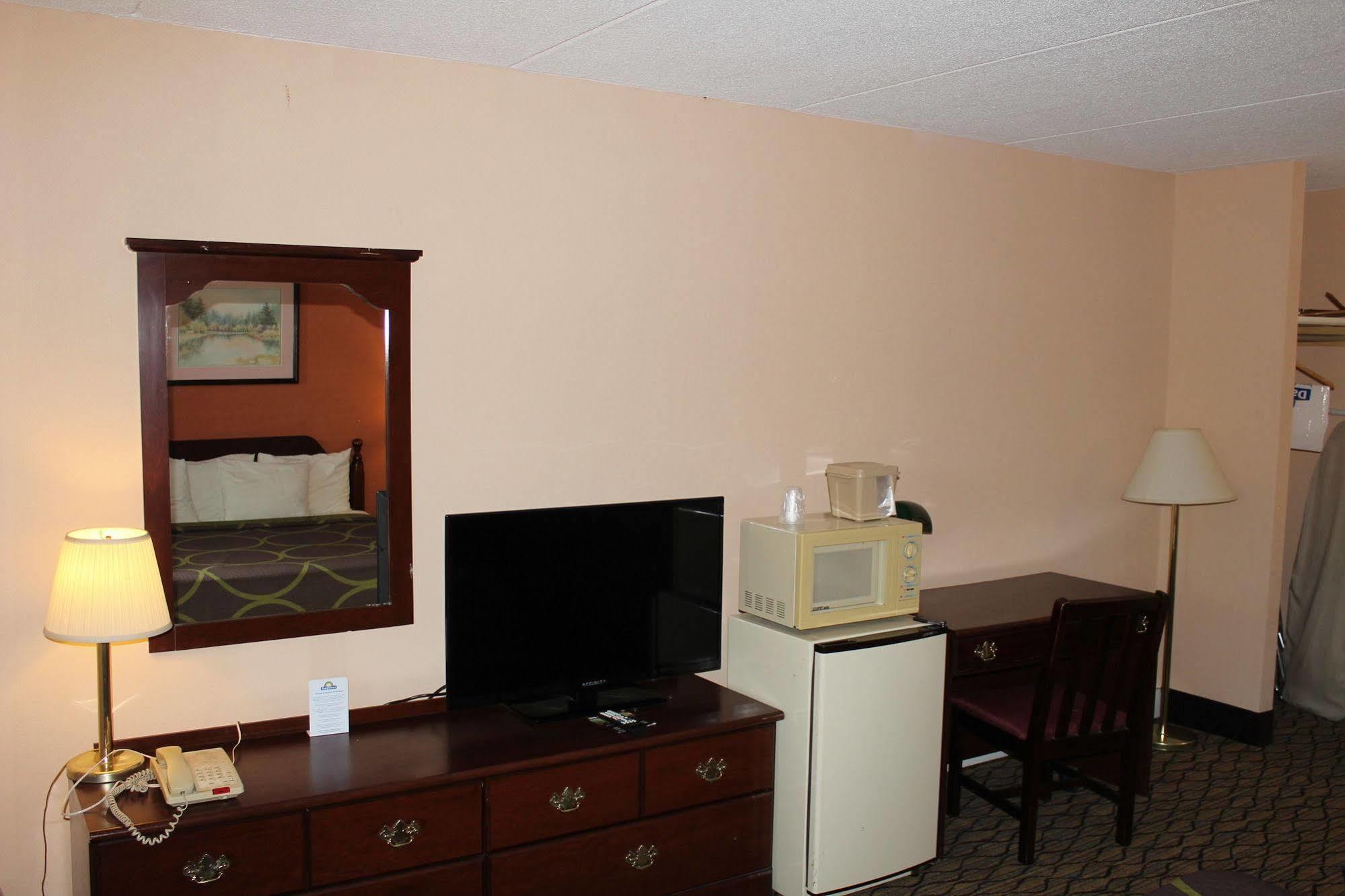 Days Inn By Wyndham Lenox Ma Dış mekan fotoğraf