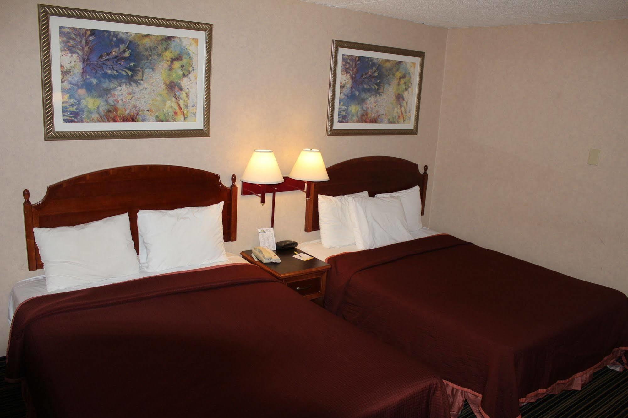 Days Inn By Wyndham Lenox Ma Dış mekan fotoğraf