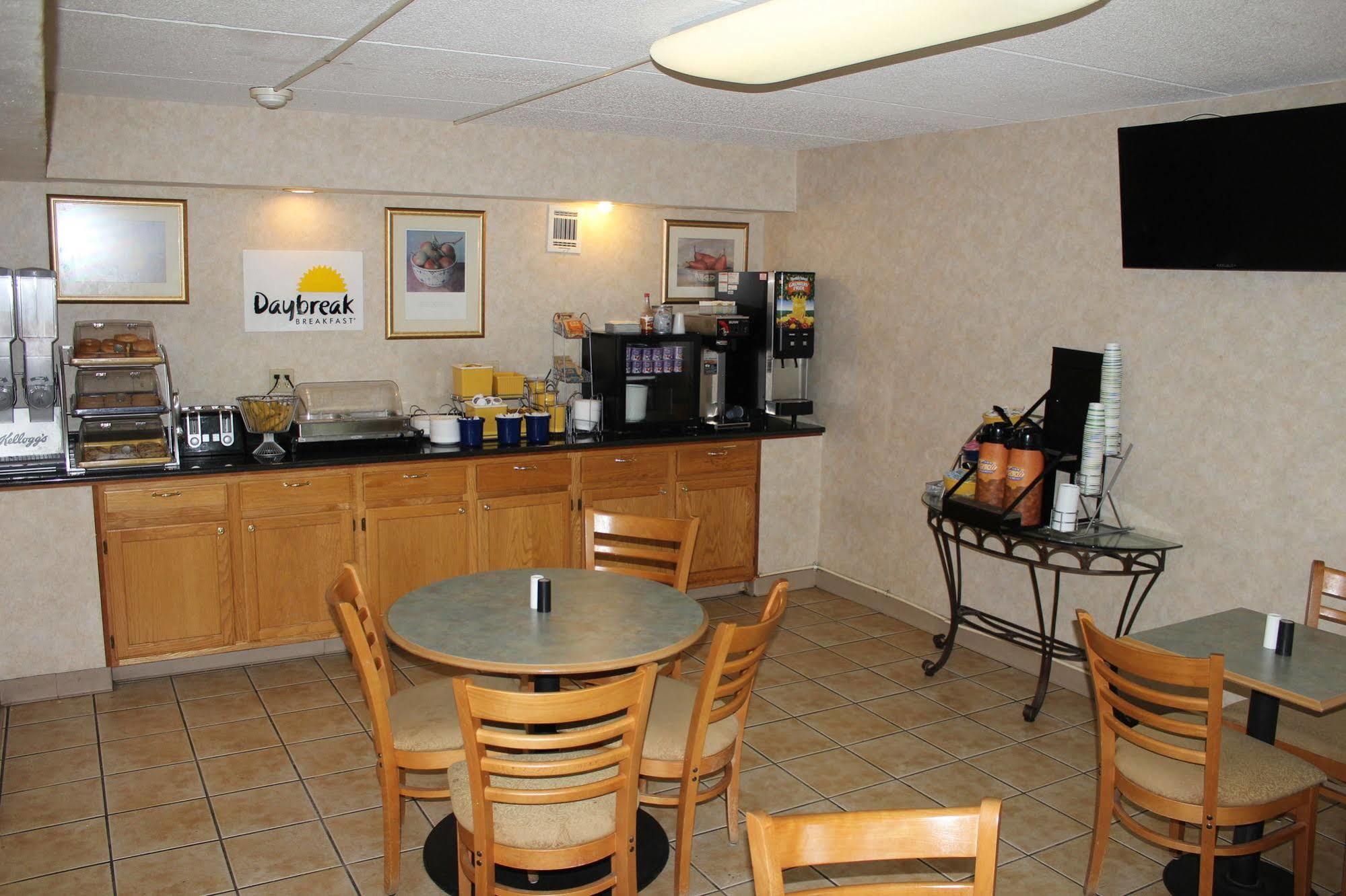Days Inn By Wyndham Lenox Ma Dış mekan fotoğraf