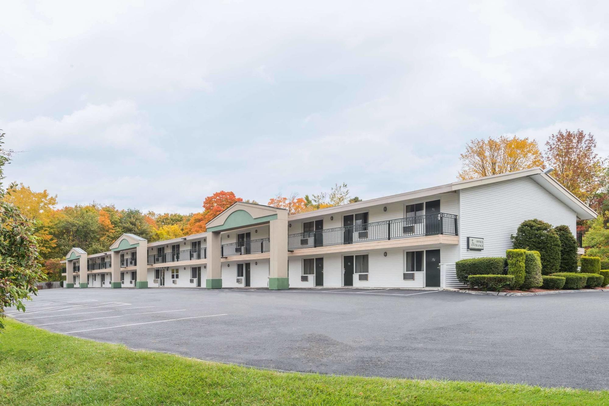 Days Inn By Wyndham Lenox Ma Dış mekan fotoğraf