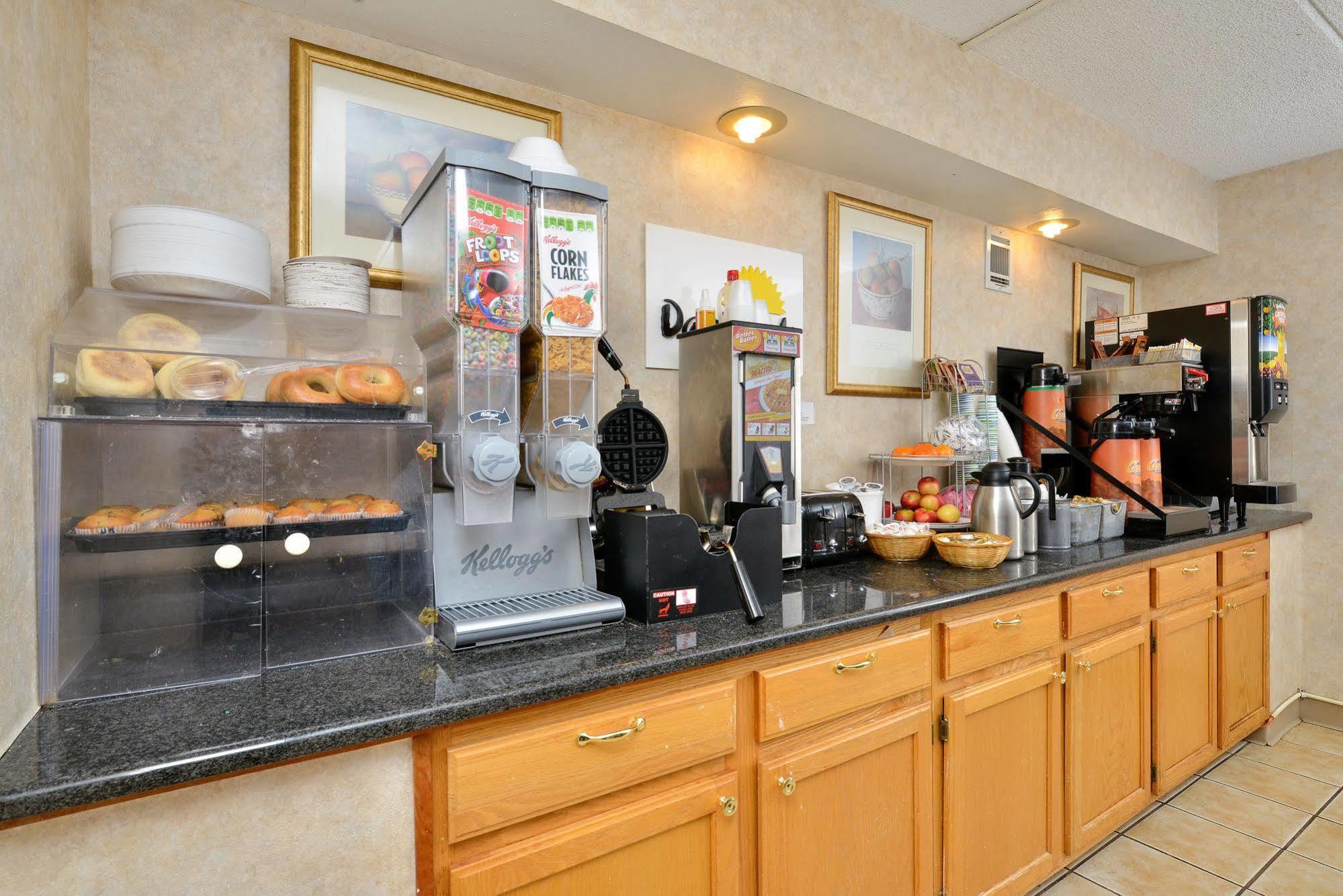 Days Inn By Wyndham Lenox Ma Dış mekan fotoğraf
